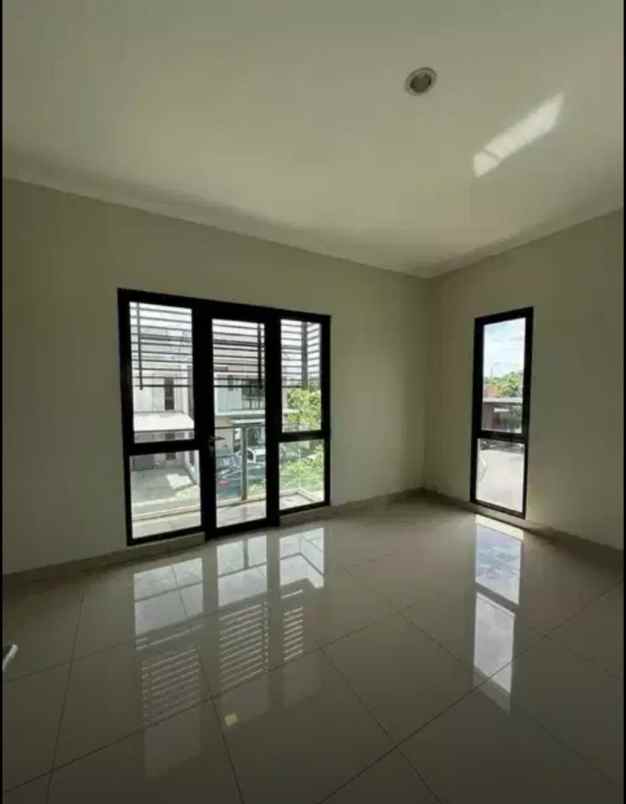 dijual cepat rumah hook di burgundy summarecon bekasi