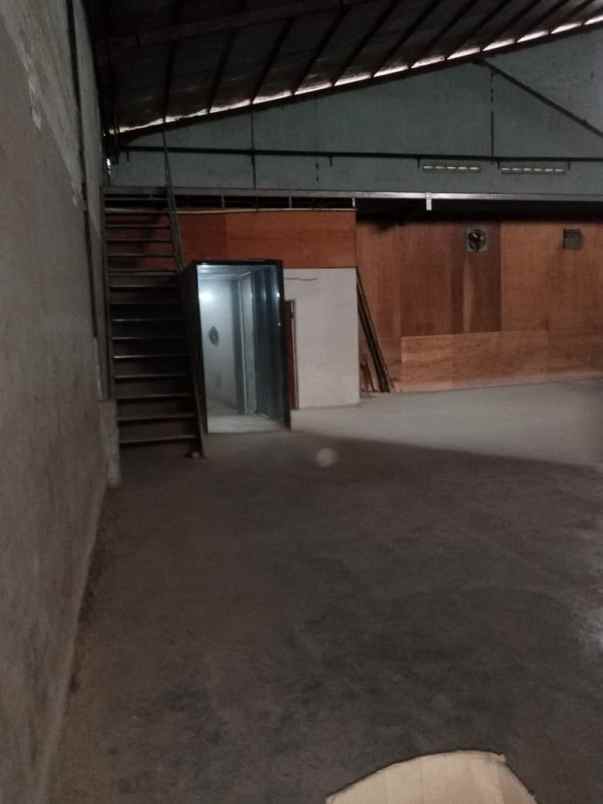 dijual gudang luas di cibolerang