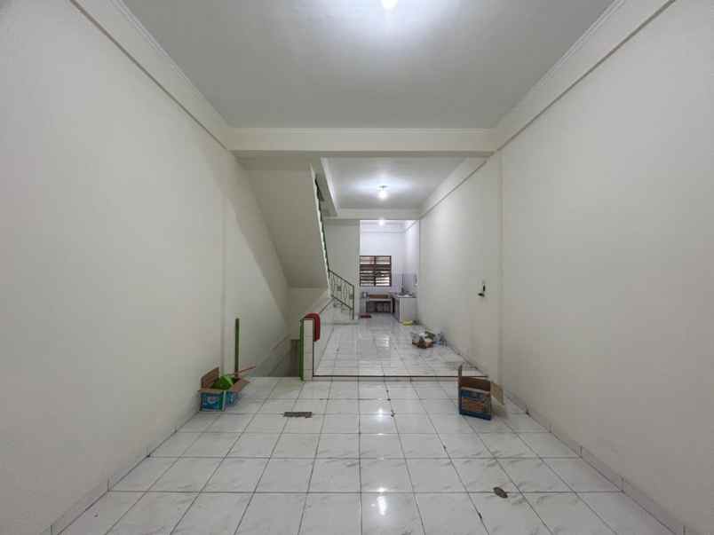 dijual ruko 3 lantai deket pusat perbelanjaan mmtc