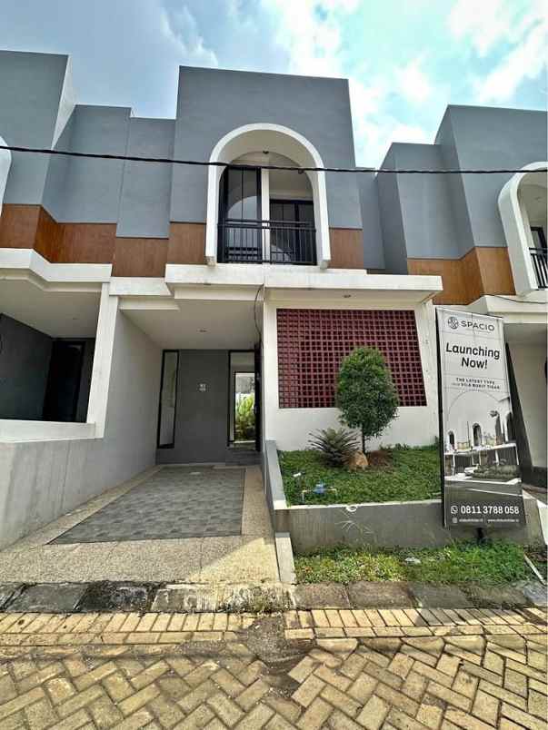 dijual rumah 2 lantai di villa bukit tidar malang