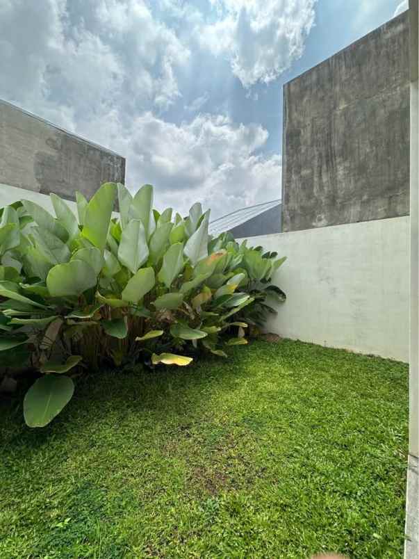 dijual rumah 2 lantai di villa bukit tidar malang