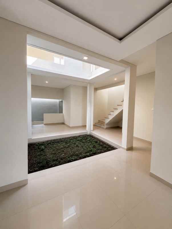 dijual rumah 2 lantai maguwoharjo sleman