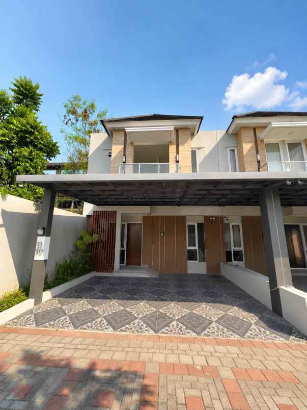 dijual rumah 2 lantai maguwoharjo sleman