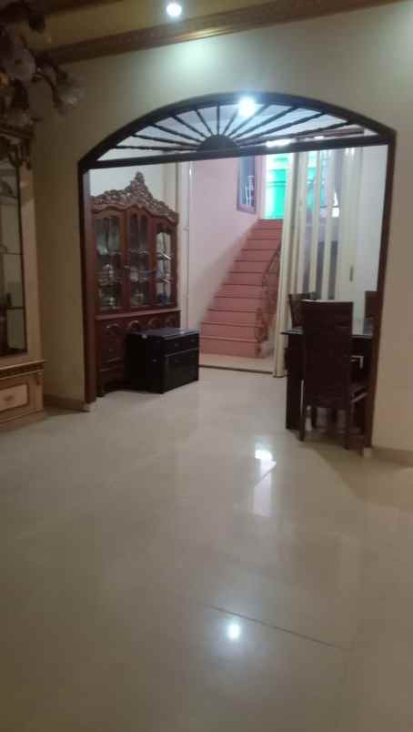 dijual rumah 3 lantai di villa kalisari depok