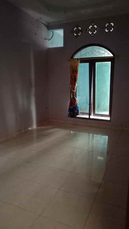 dijual rumah 3 lantai di villa kalisari depok