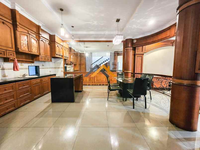 dijual rumah 3 tingkat di komplek padang golf mansion