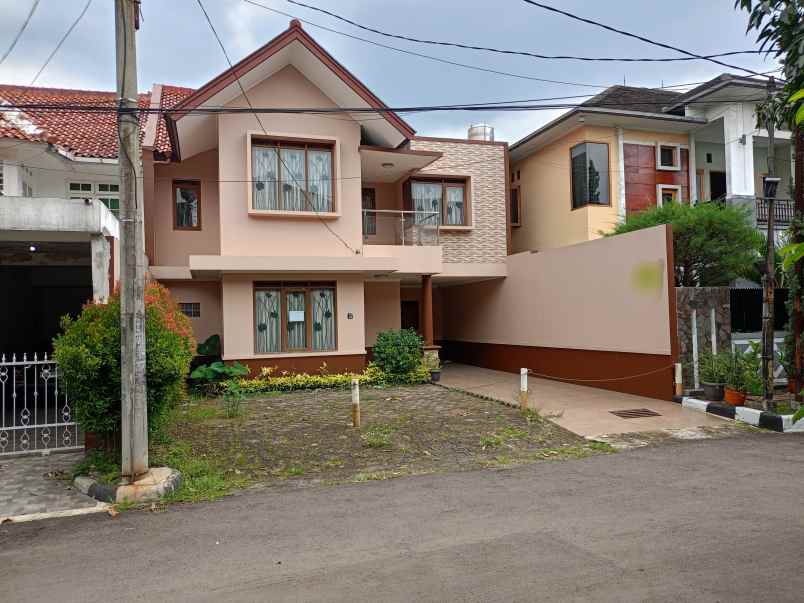 dijual rumah aria graha