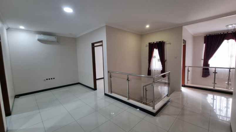dijual rumah aria graha