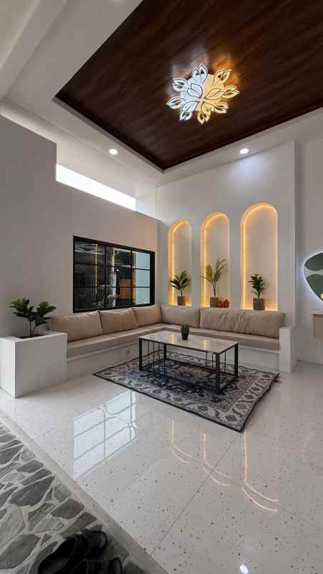 dijual rumah baru cantik full furnished kota malang