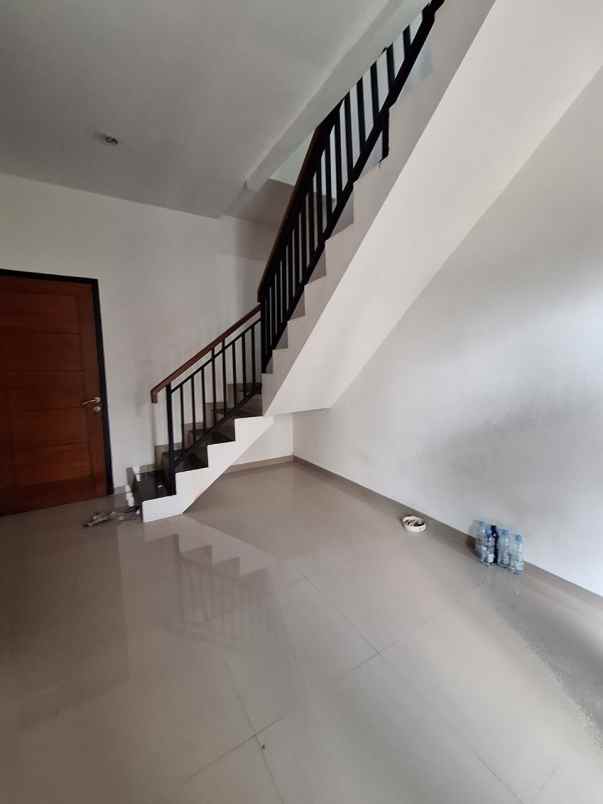 dijual rumah buaran
