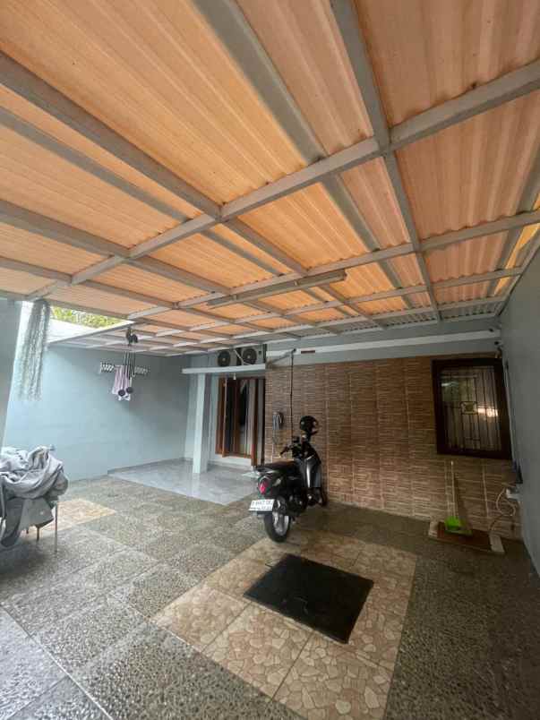 dijual rumah cipageran asri