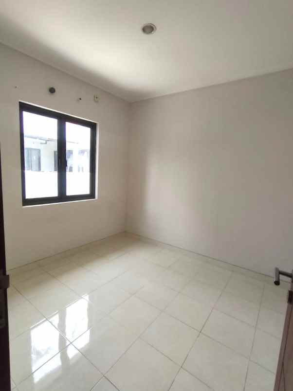 dijual rumah cluster premier serenity