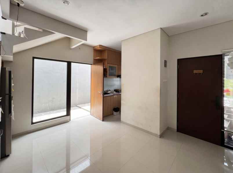 dijual rumah cluster the akasia eight