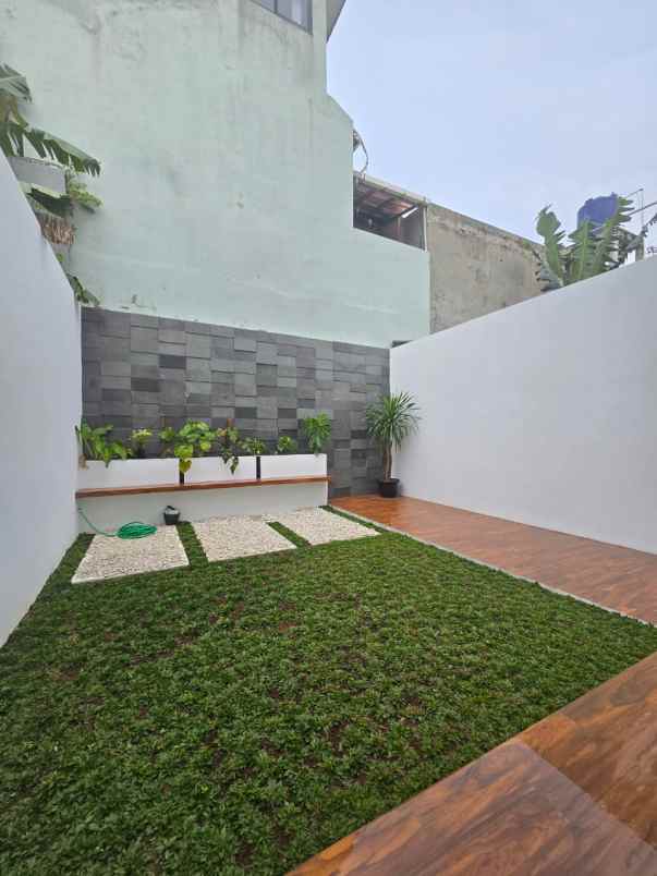 dijual rumah duren sawit