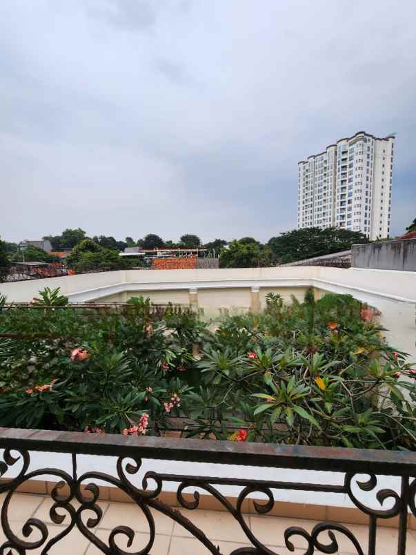 dijual rumah gandaria