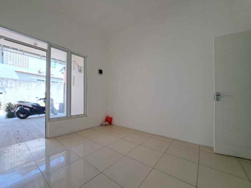 dijual rumah gg kamboja utan kayu utara