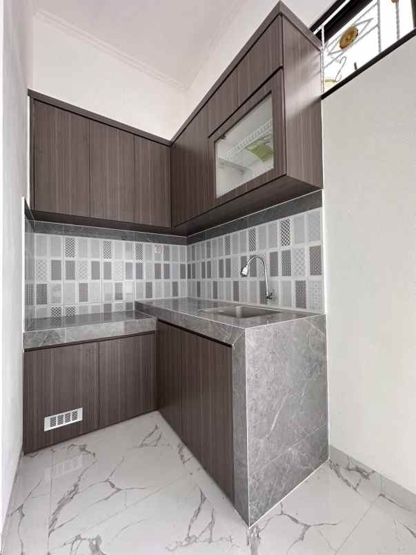 dijual rumah gg kamboja utan kayu utara