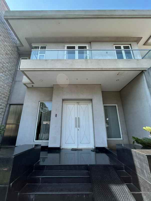dijual rumah graha famili blok m