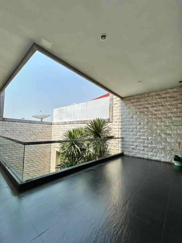 dijual rumah graha famili blok m