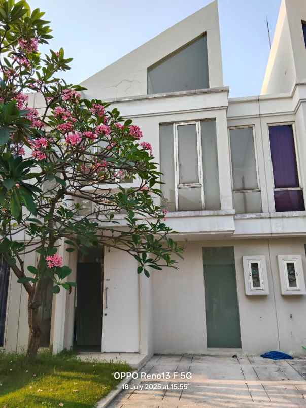 dijual rumah grand pakuwon