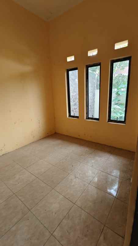 dijual rumah griya kebraon