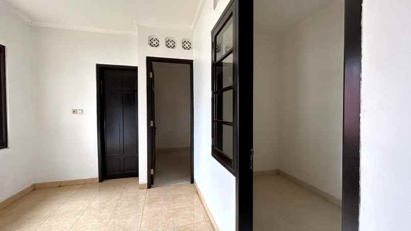 dijual rumah hook di legenda wisata