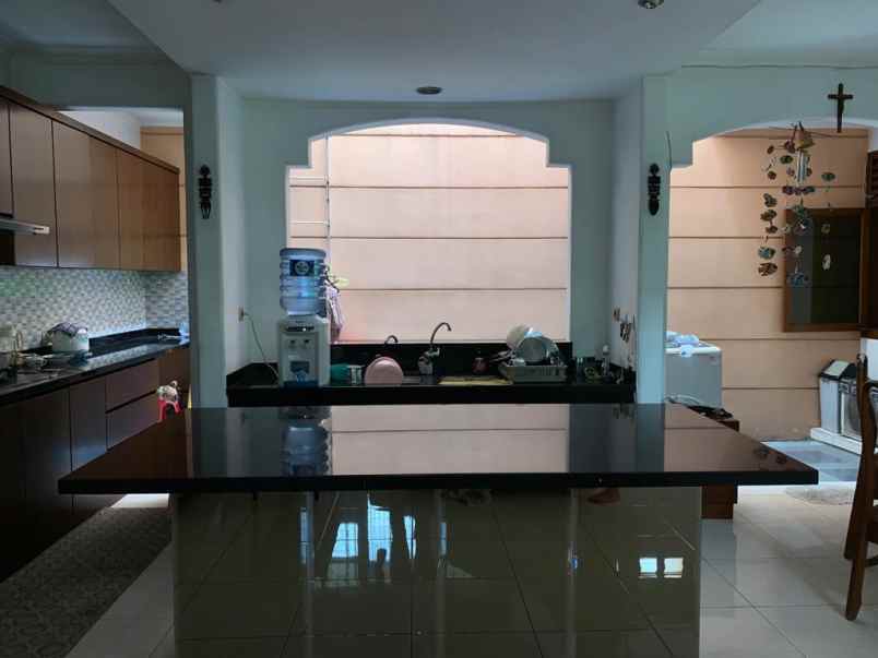 dijual rumah hook eksklusif taman aries jakarta barat