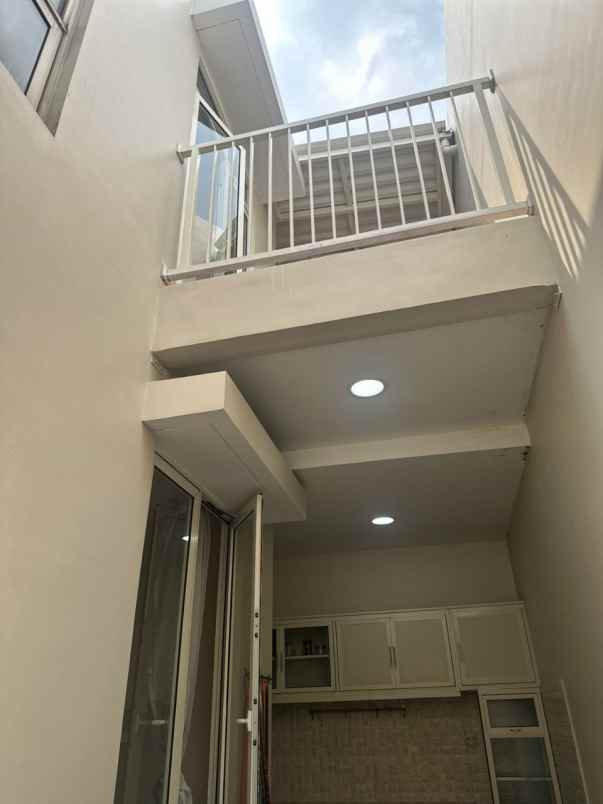 dijual rumah jalan grand pakuwon