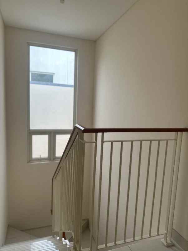 dijual rumah jalan grand pakuwon