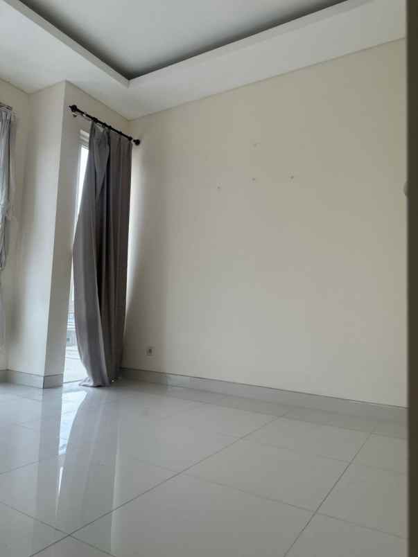 dijual rumah jalan grand pakuwon