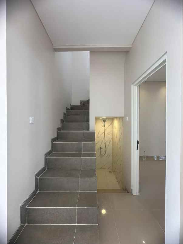 dijual rumah jalan raya majapahit