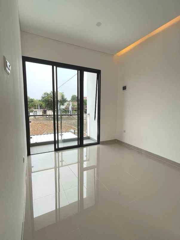 dijual rumah jalan raya pamulang