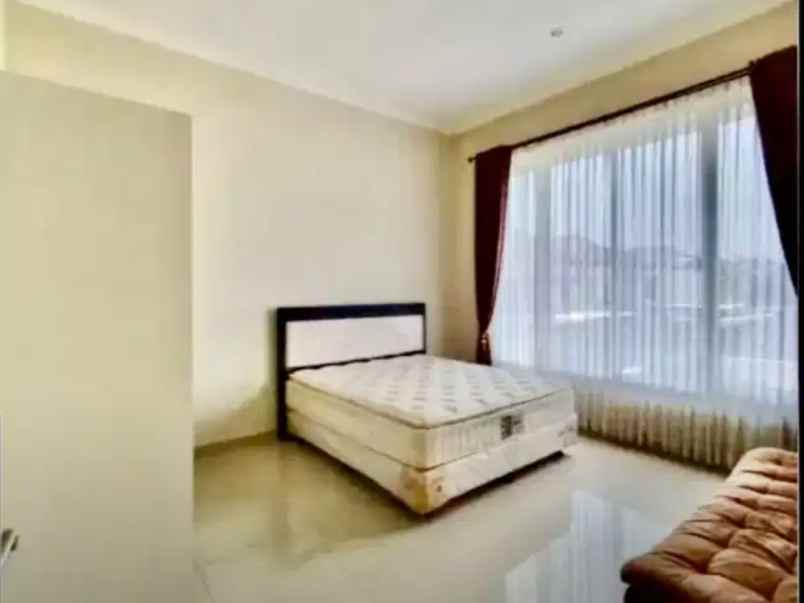dijual rumah jalan royal residence