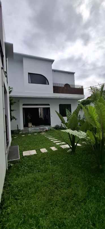 dijual rumah jalan umalas