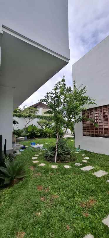 dijual rumah jalan umalas