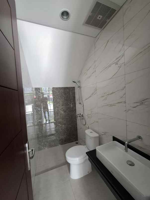 dijual rumah jalan woodland