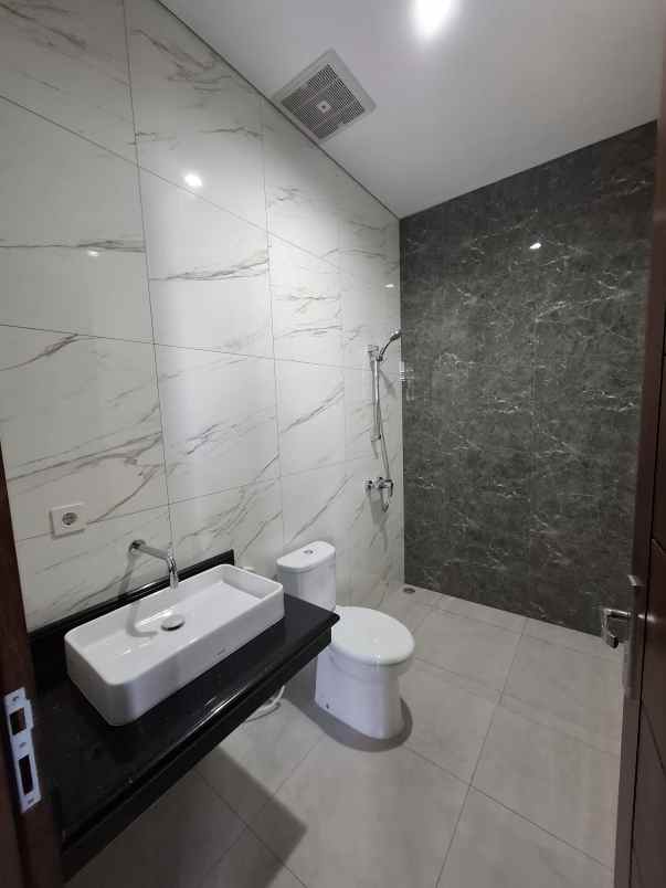 dijual rumah jalan woodland