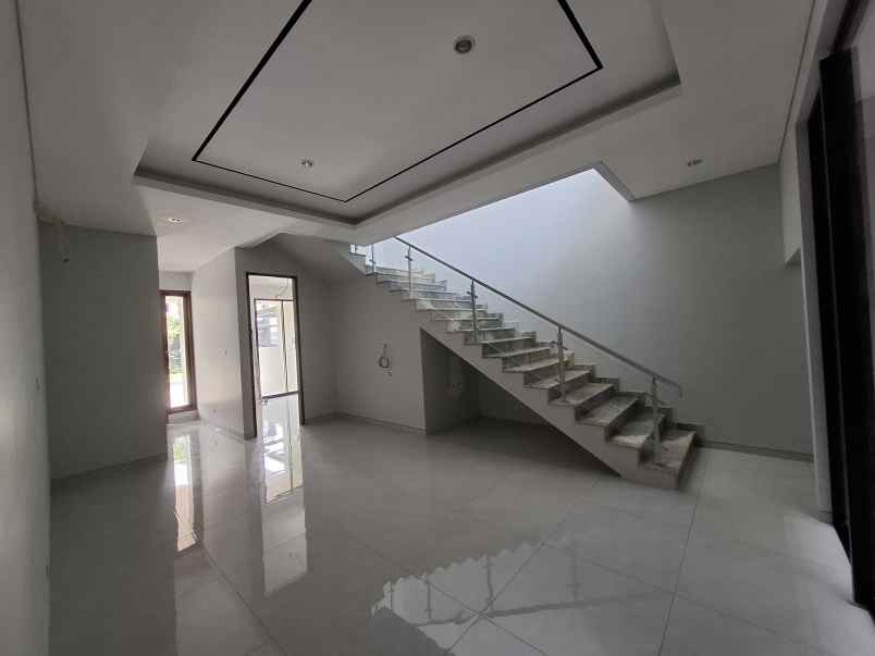 dijual rumah jalan woodland