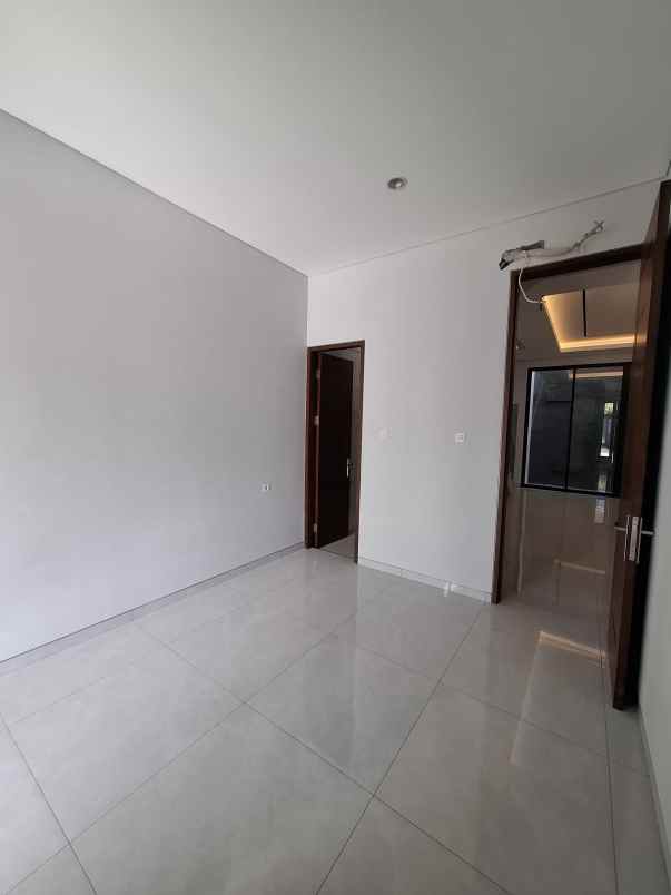 dijual rumah jalan woodland