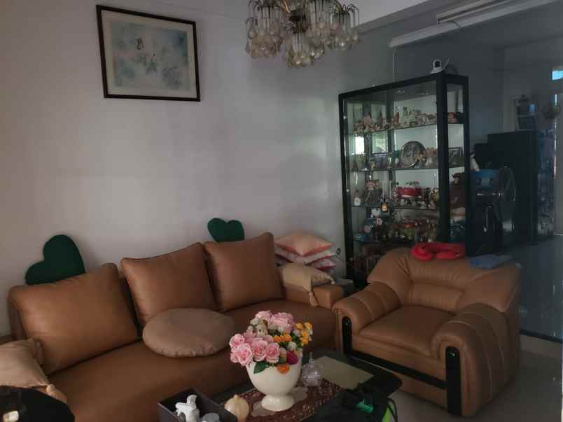 dijual rumah jatinegara baru
