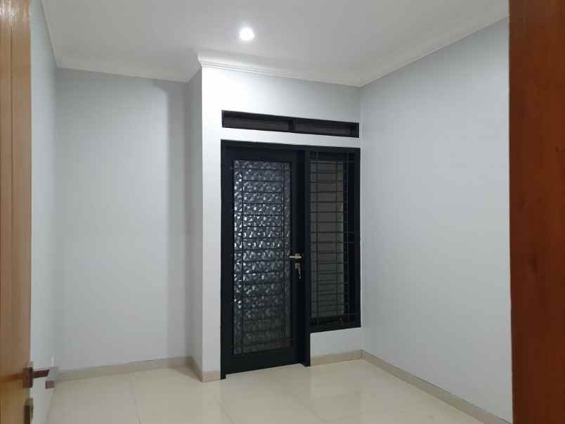 dijual rumah jl sersan bajuri