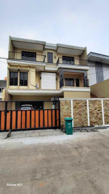 dijual rumah jl tanjung meruya selatan
