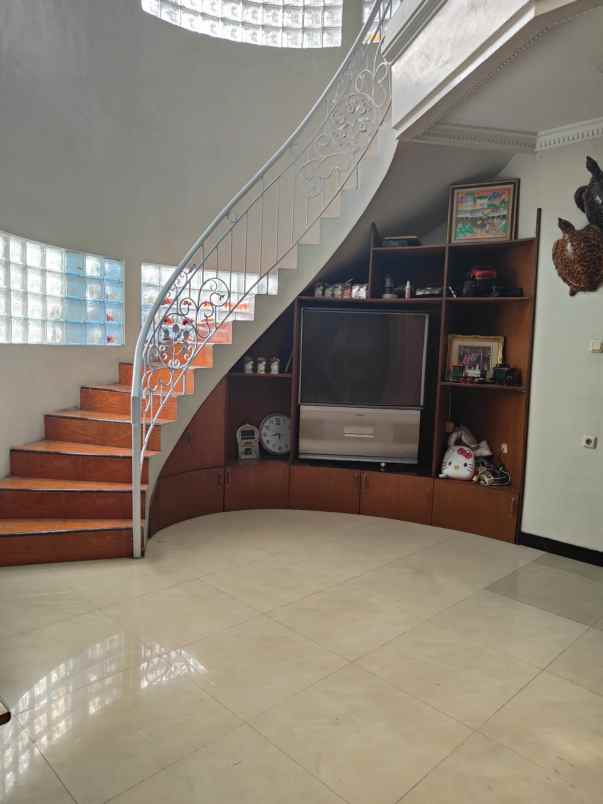 dijual rumah kebraon