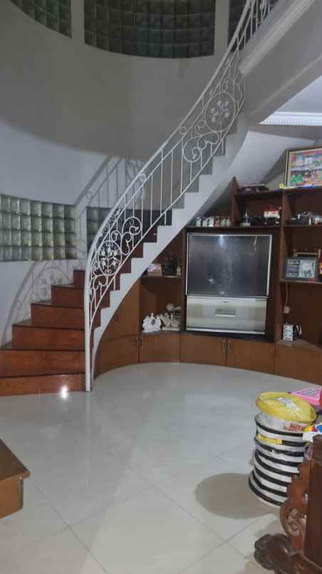 dijual rumah kebraon