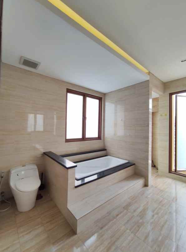 dijual rumah kemang utara