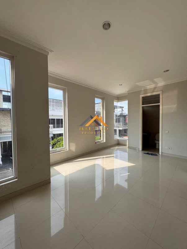 dijual rumah komplek citraland gama