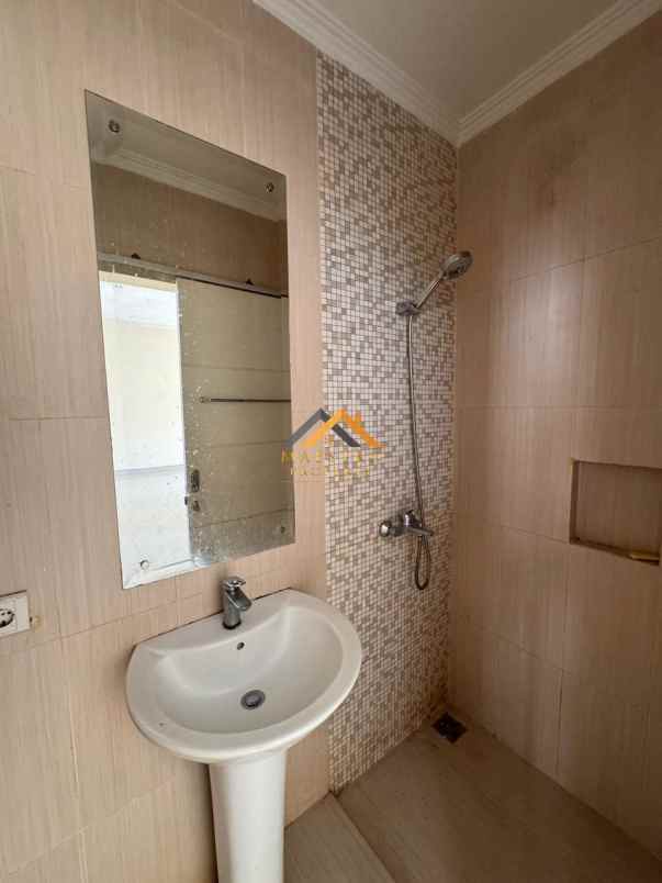 dijual rumah komplek citraland gama