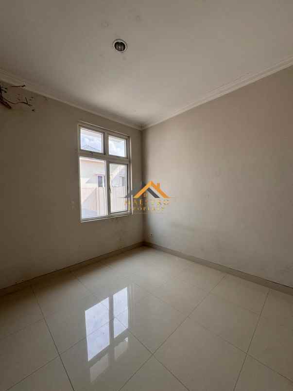 dijual rumah komplek citraland gama