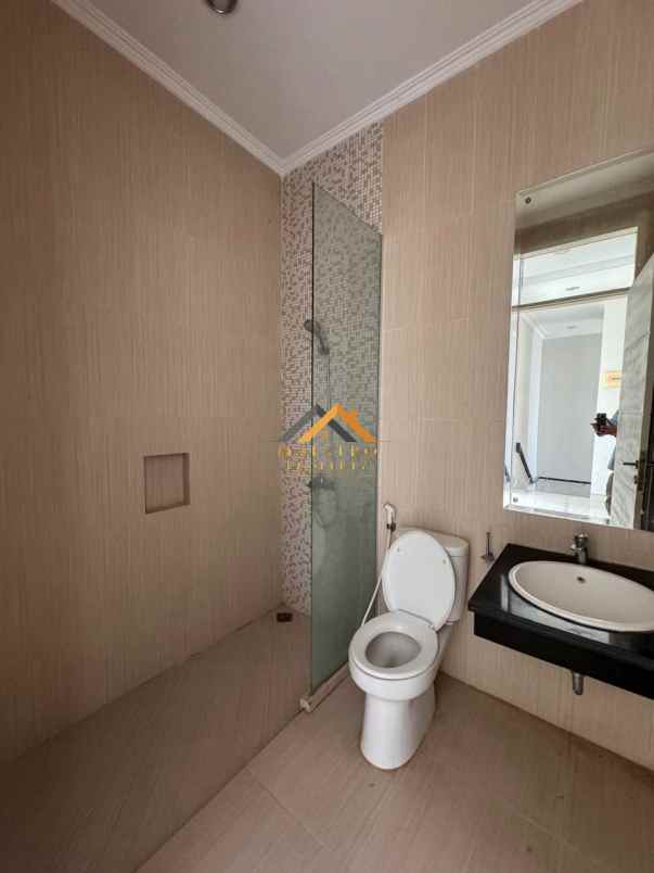 dijual rumah komplek citraland gama