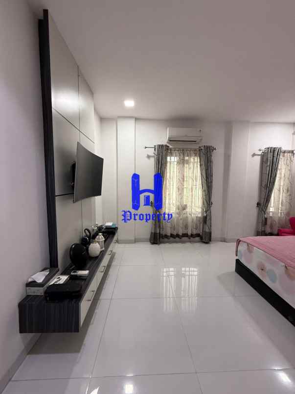 dijual rumah komplek evergreen jalan